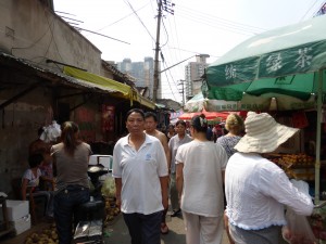 Jumping frogs and squirming eels: Shopping in a Chinese wet market